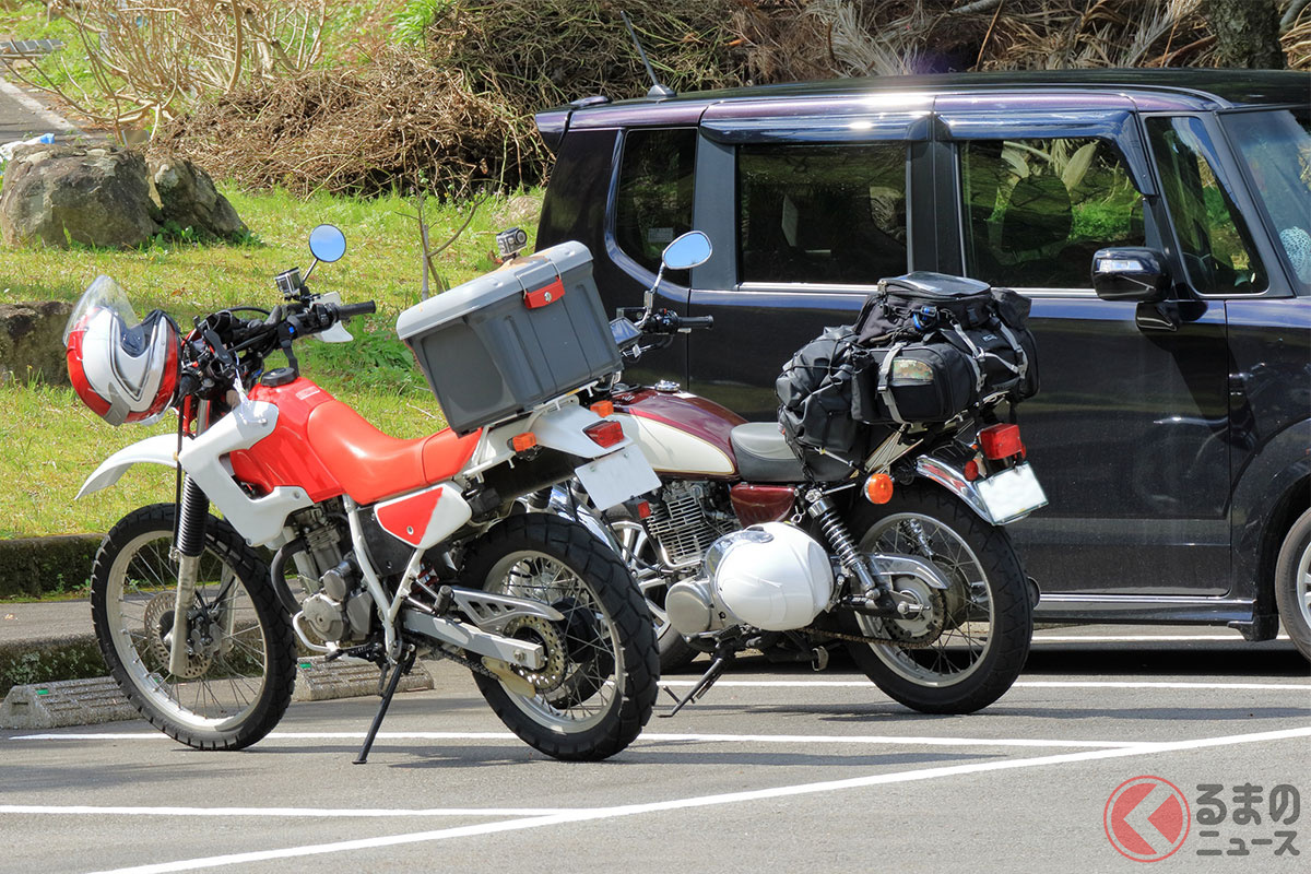 クルマの駐車場にバイクってとめていい?(画像:Photo AC)