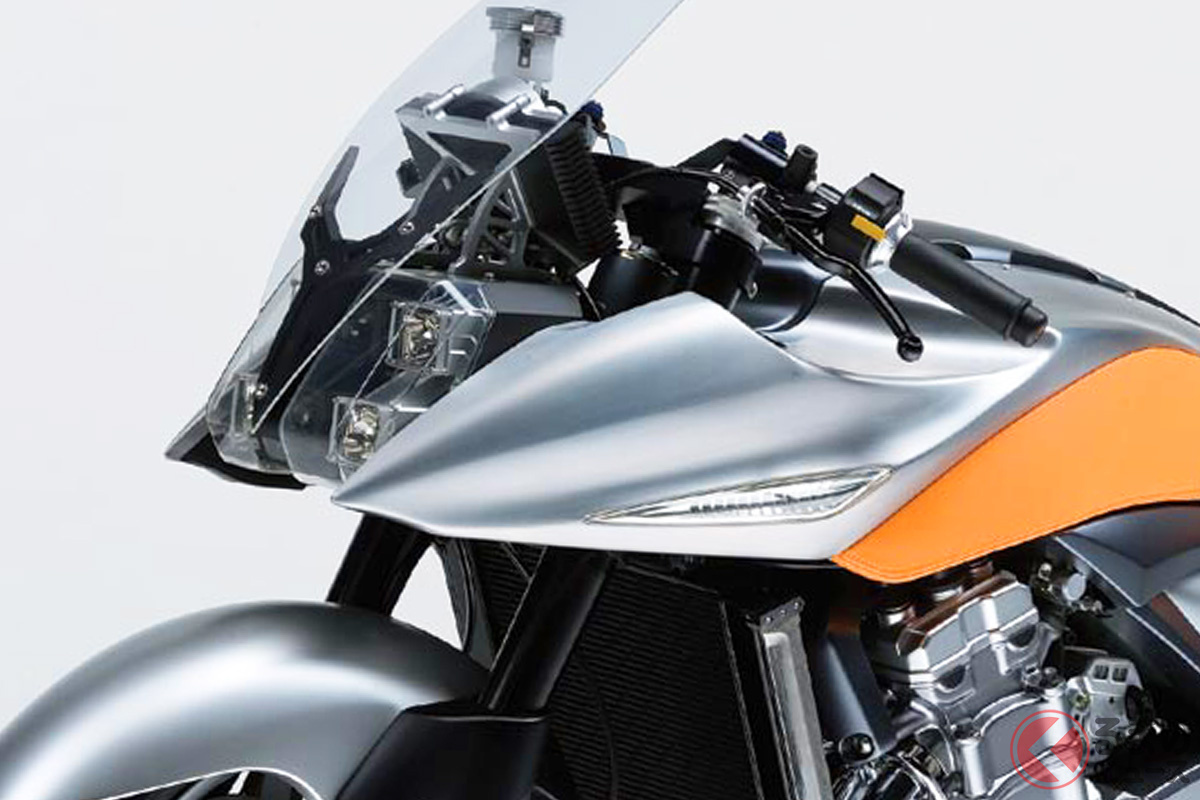 透明なフロントフェイス&アルミサイドカウルが先進的なデザイン!