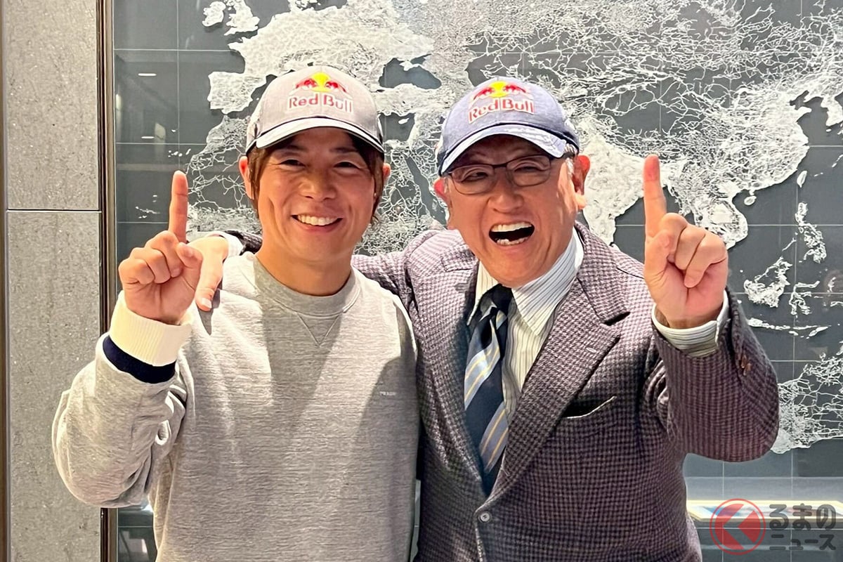 勝田選手が豊田章男TGR-WRT会長に直接優勝の報告をした