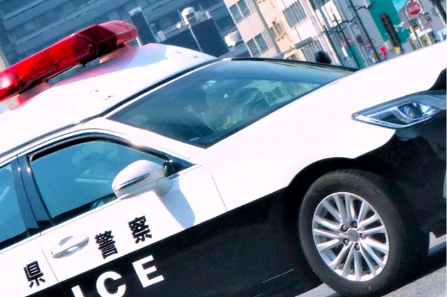 一瞬の脇見運転で…」国産SUVが電柱に「激突大破」!? 警察の注意喚起へ