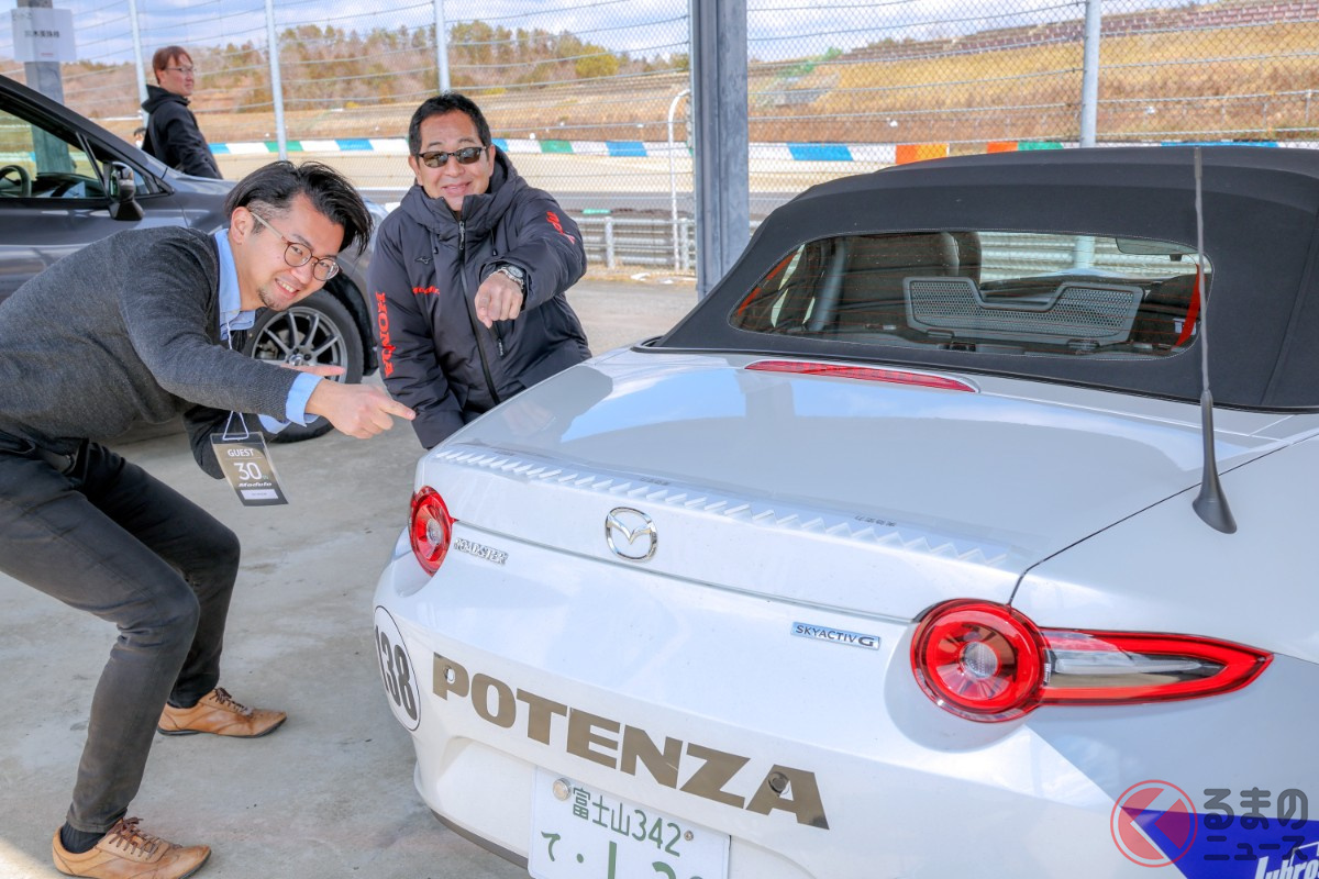 トランクにシェブロンを装着した「ロードスター」と筆者、土屋圭市氏