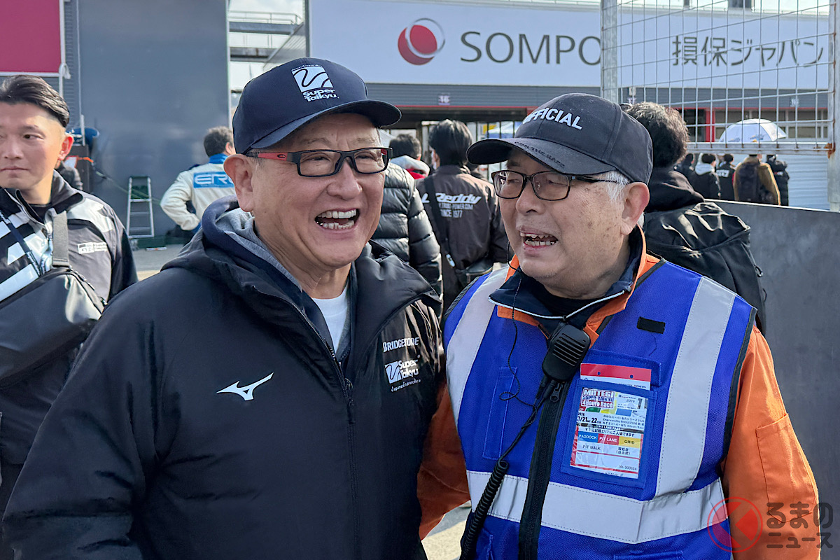 豊田章男氏の隣にいる櫻谷国雄さん（84歳）はモテギで最高齢のオフィシャル。元ホンダのモータースポーツ部長だという。