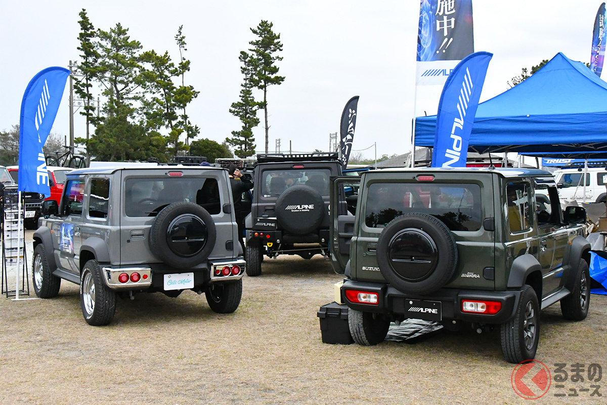 アルパインブースには、5ドアモデルのほか3台のジムニーシエラを展示