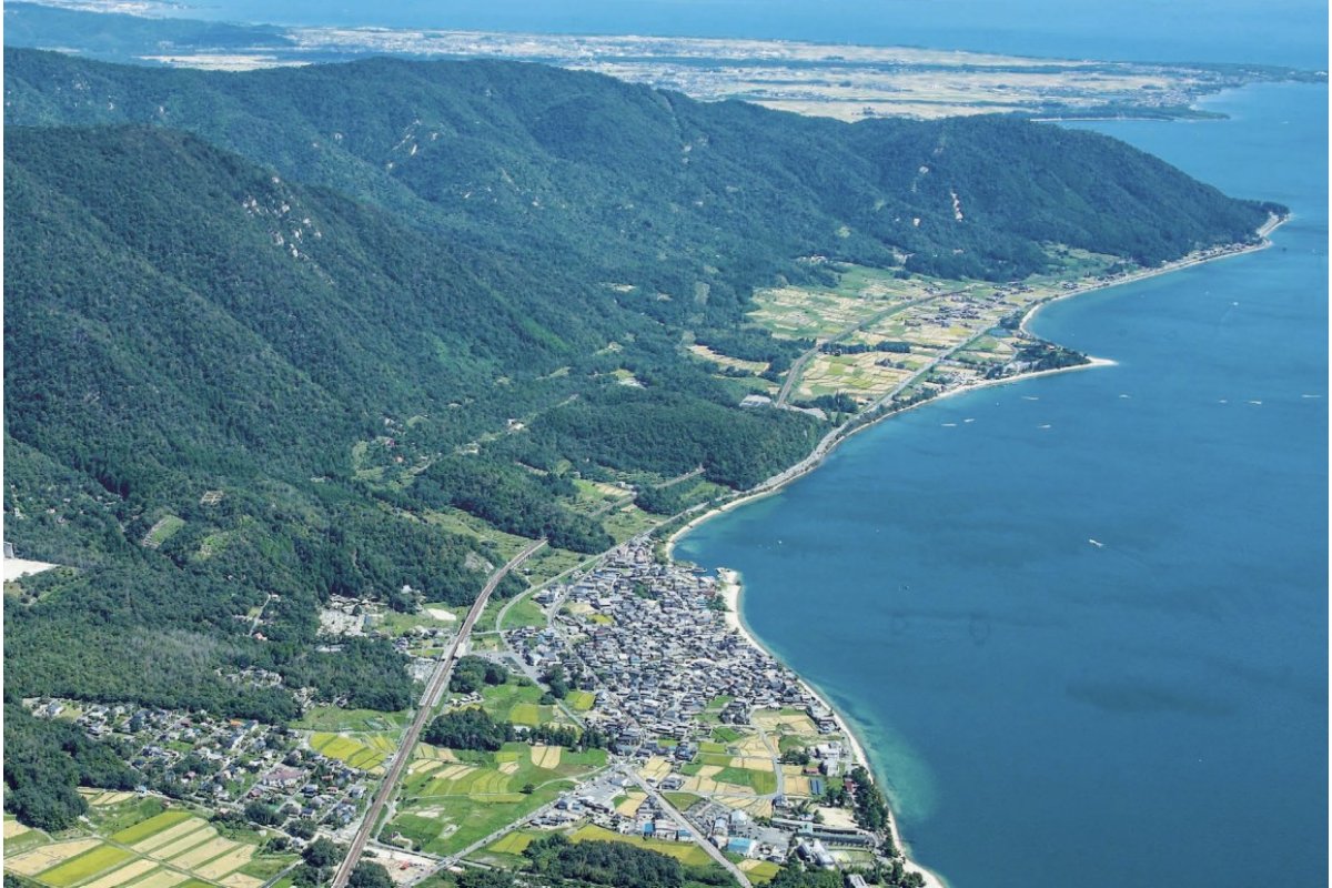 山が湖岸へ突き出る大津・高島市境（画像：国土交通省）。