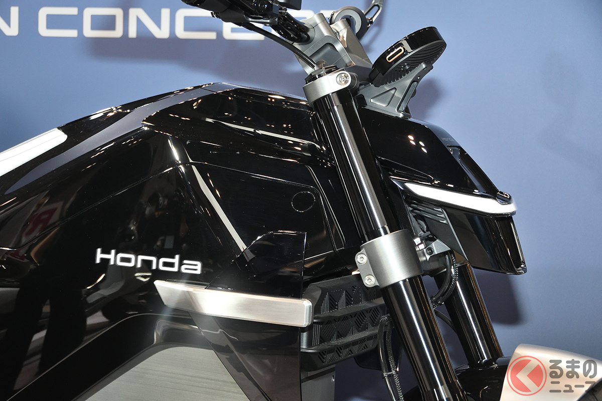 艶感のあるボディに横一文字ライトが映える!