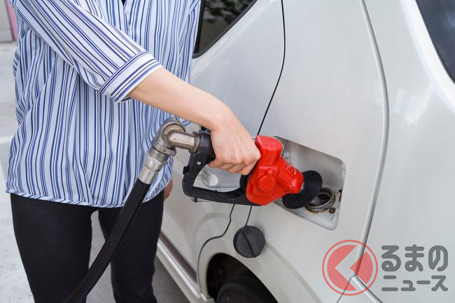 高齢女性が「ガソスタで暴走」！ まさかの「ガソリン50L」撒き散らす大
