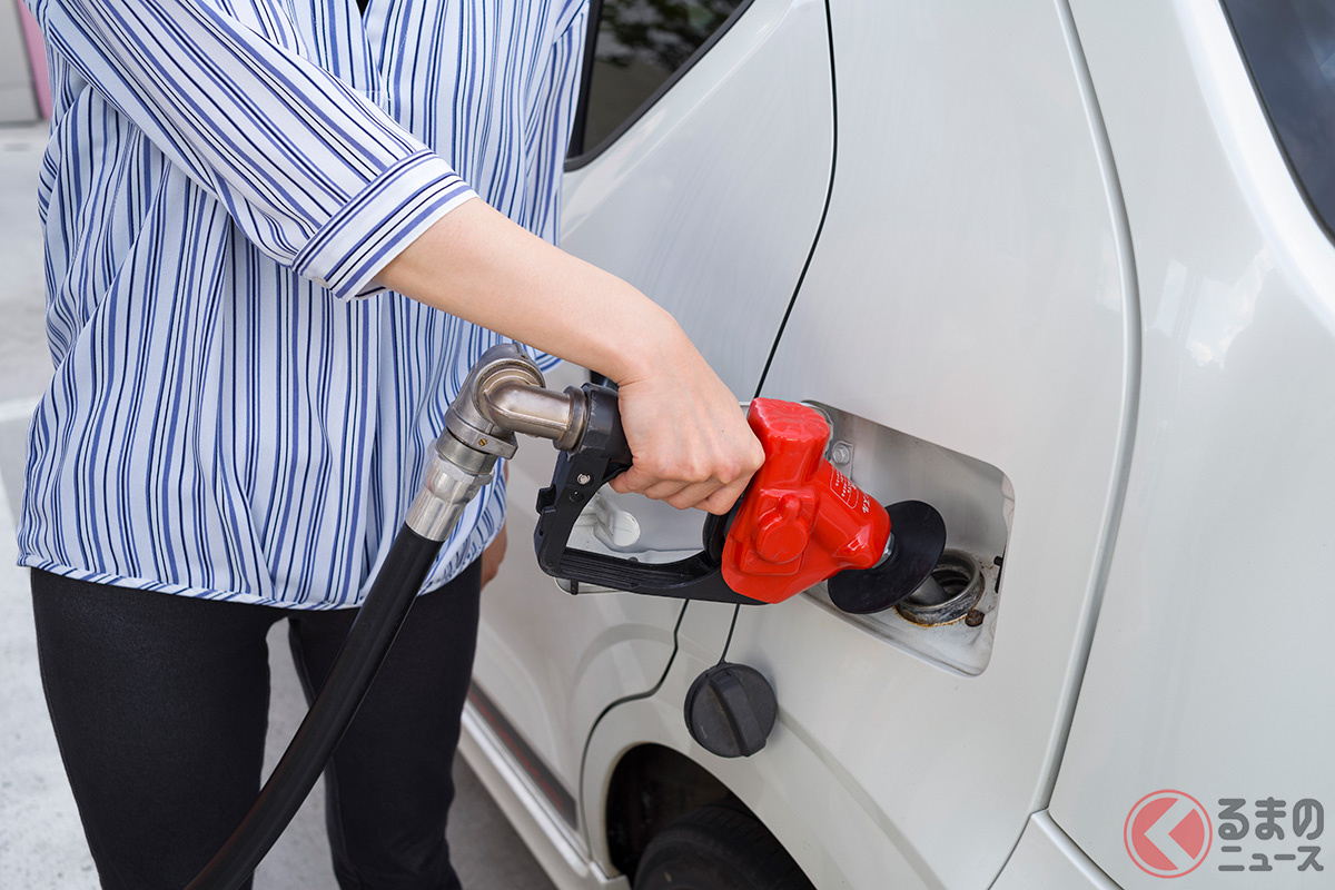 高齢女性がセルフスタンドで給油ノズルを差し込んだまま発進、ホースが破損しガソリン約50リットルが流出!(画像はイメージ/フォトAC)