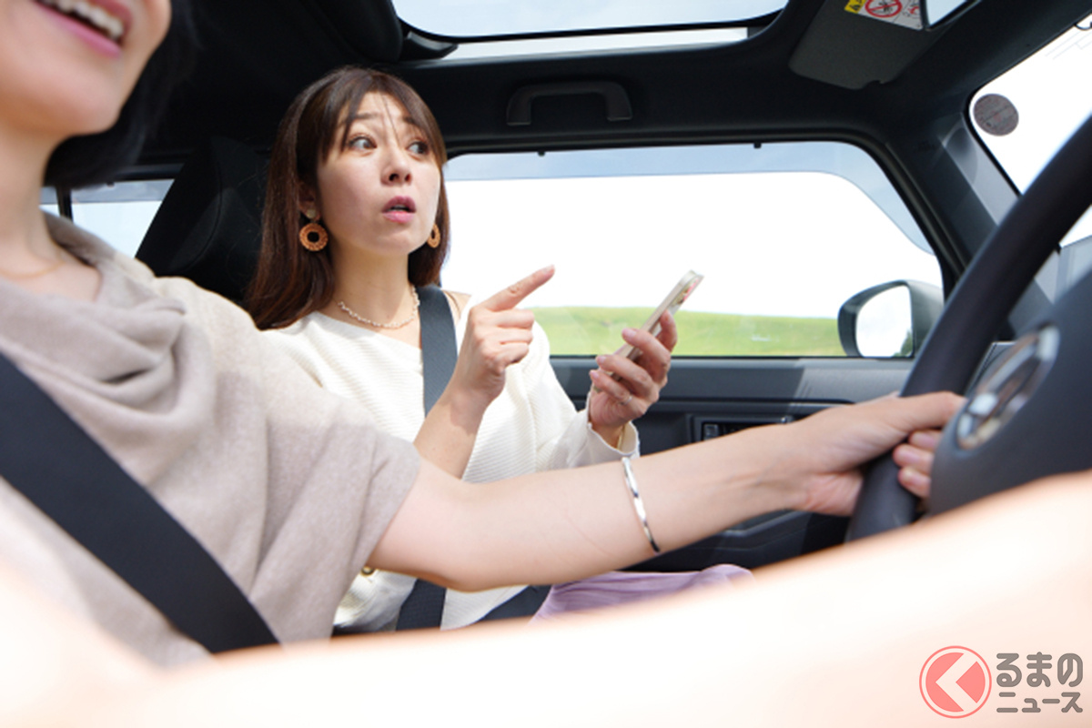 スマホホルダーが設置できない場合は、助手席の人に案内してもらうのも1つの方法です（画像：フォトAC）