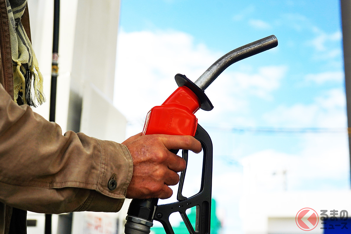 高齢女性がセルフスタンドで給油ノズルを差し込んだまま発進、ホースが破損しガソリン約50リットルが流出!(画像はイメージ/フォトAC)