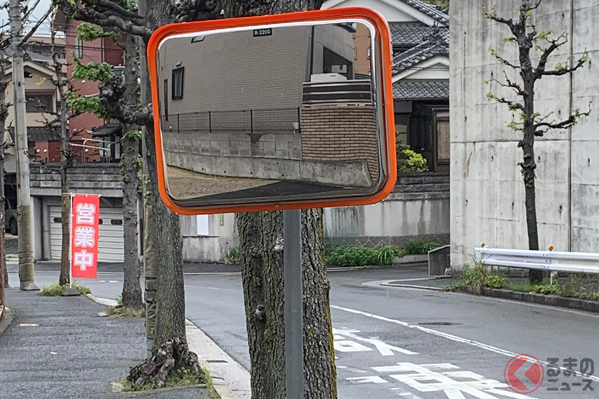 道路脇に設置されたカーブミラー（コーナーミラー）（画像はイメージ／フォトAC）
