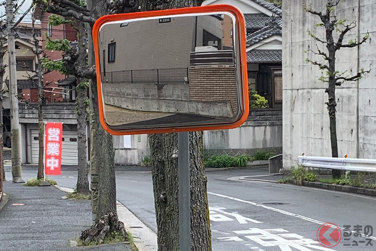 道路脇に設置されたカーブミラー(コーナーミラー)(画像はイメージ/フォトAC)