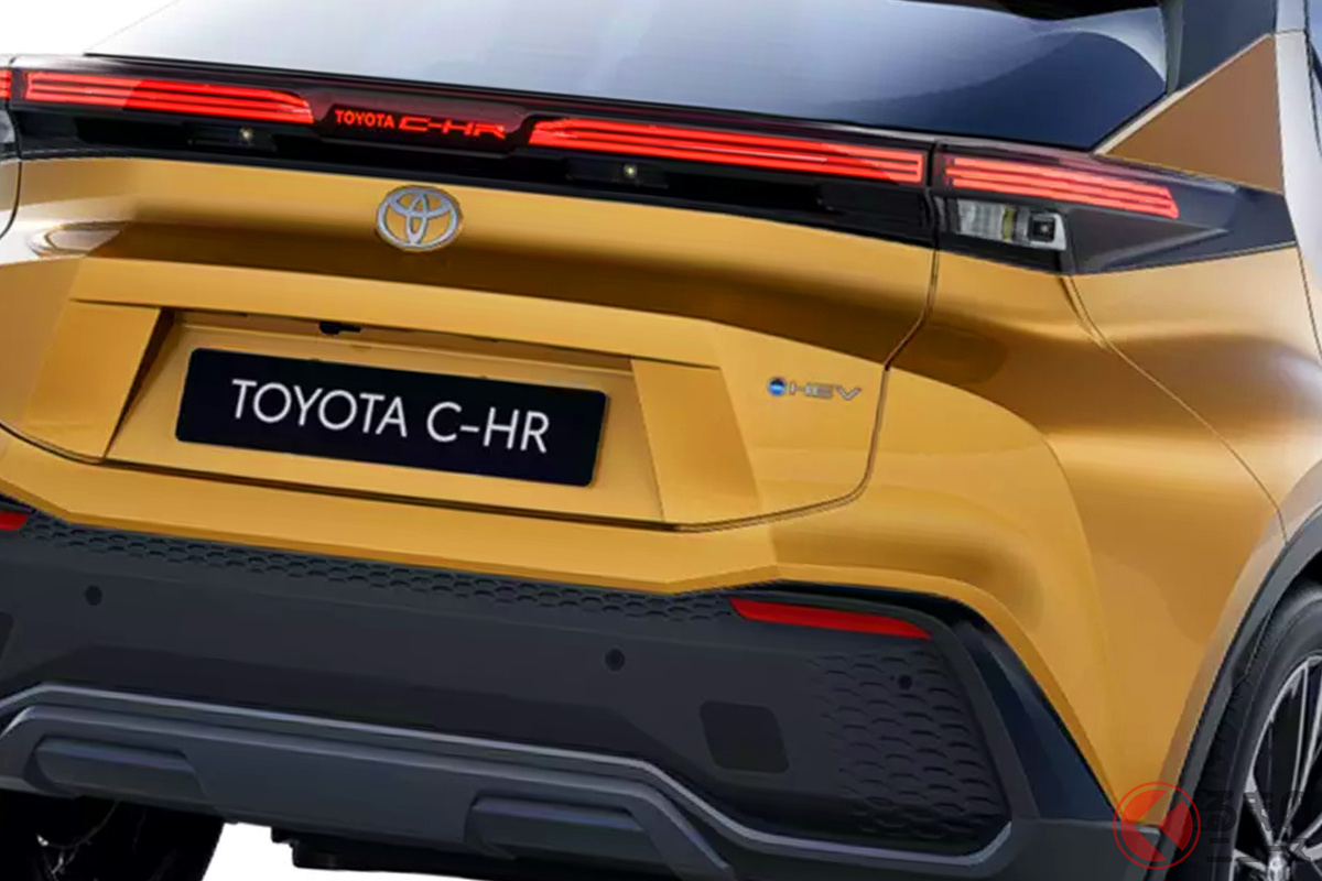 テールライト中央の赤いC-HRエンブレムが斬新!