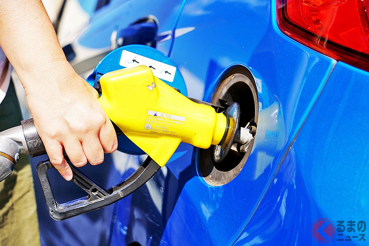 給油のイメージ(画像:PIXTA)
