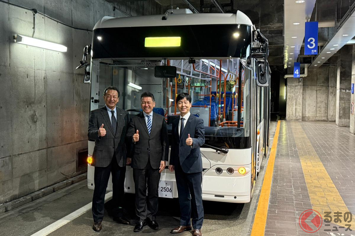 BYD「K8」との記念写真