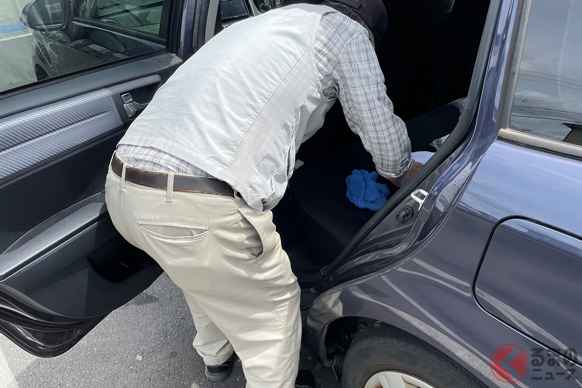 ただ拭けばいいだけではない車内清掃（画像：フォトAC）