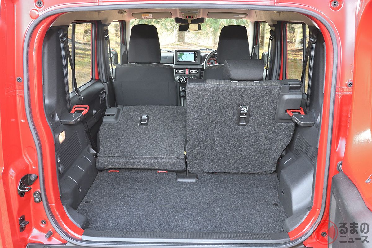 ノマドはシエラを5ドア化したもので、全長とホイールベースが340mm延長。これにより使い勝手はあがった