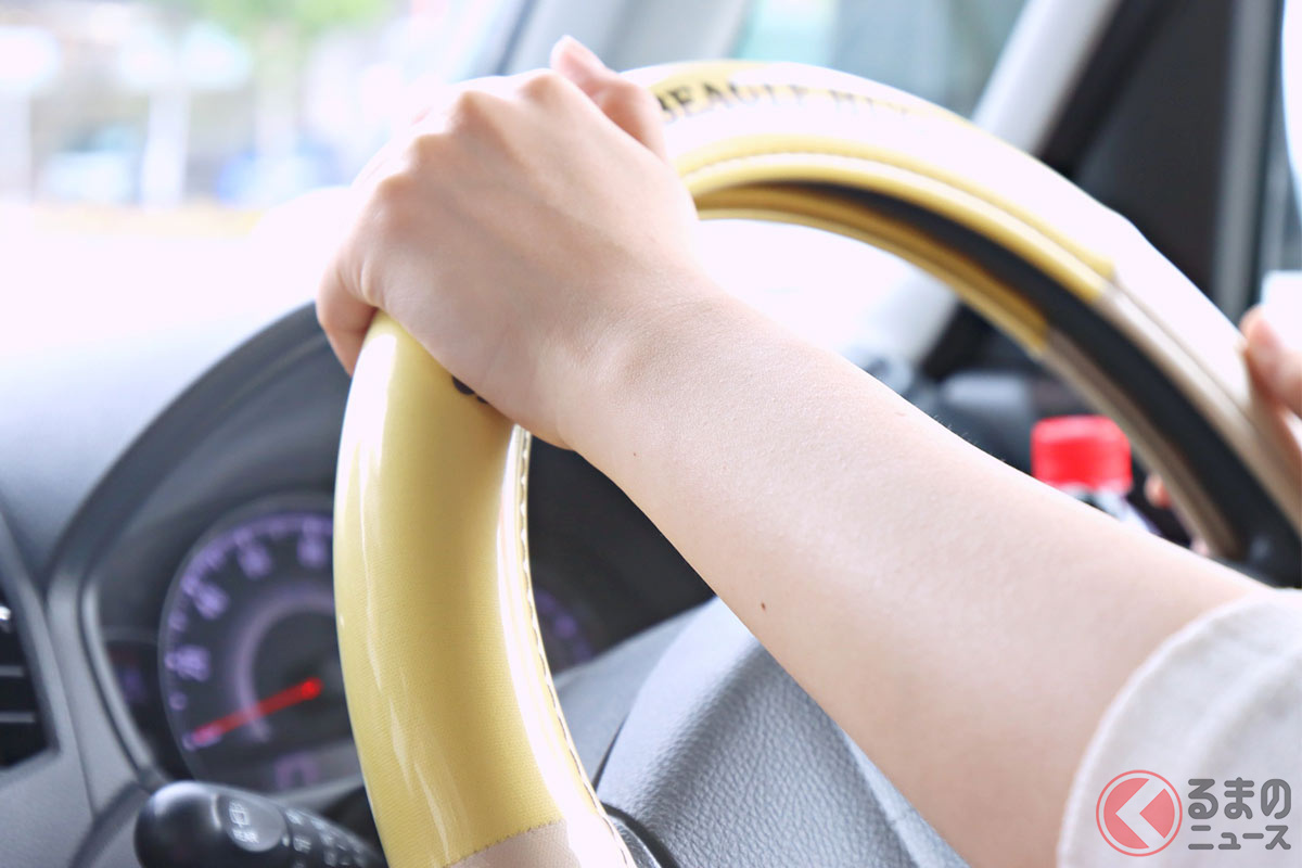 ドレスアップ効果もあるクルマの「ハンドルカバー」(画像:Photo AC)