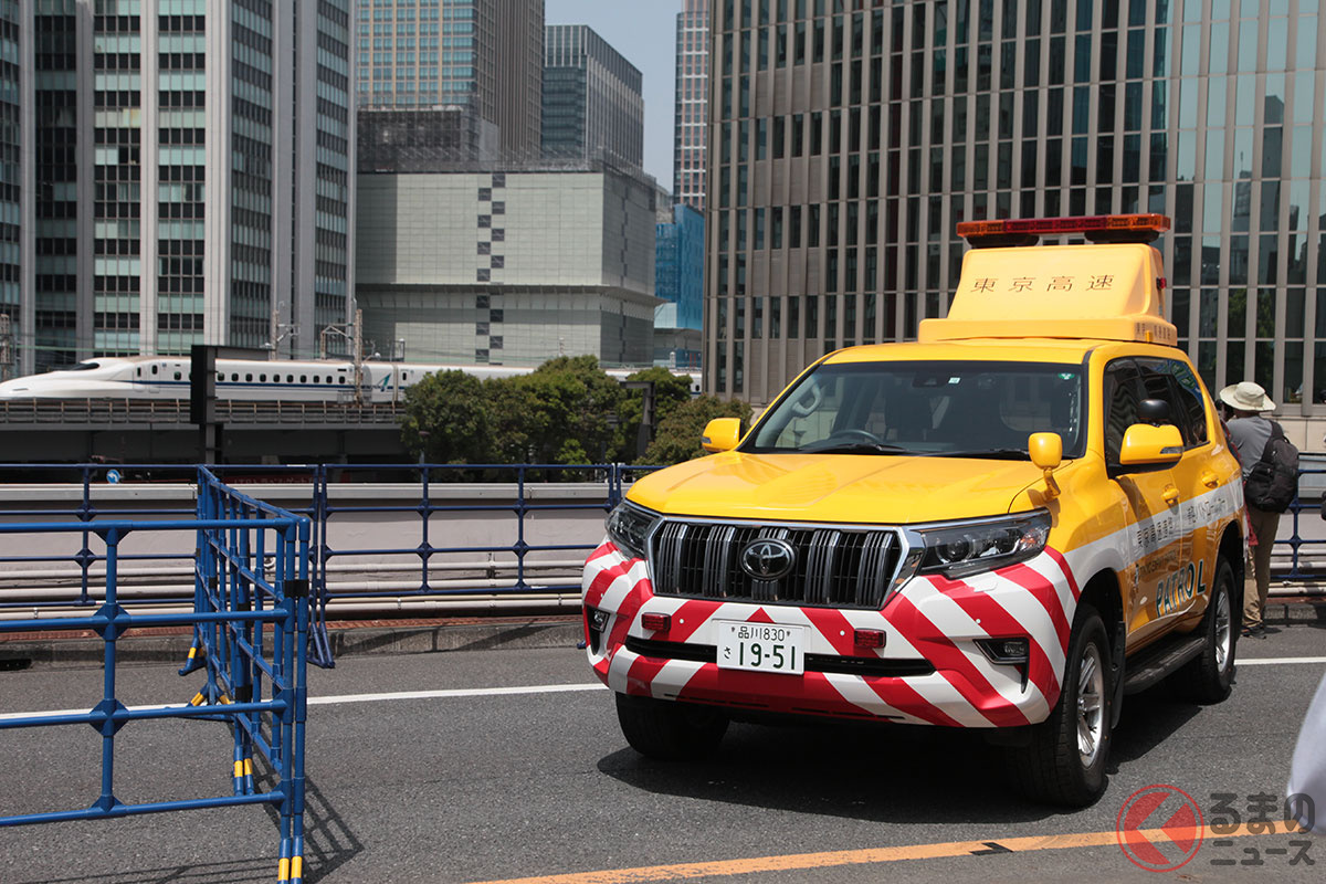 元・本線に展示される東京高速道路管理車両