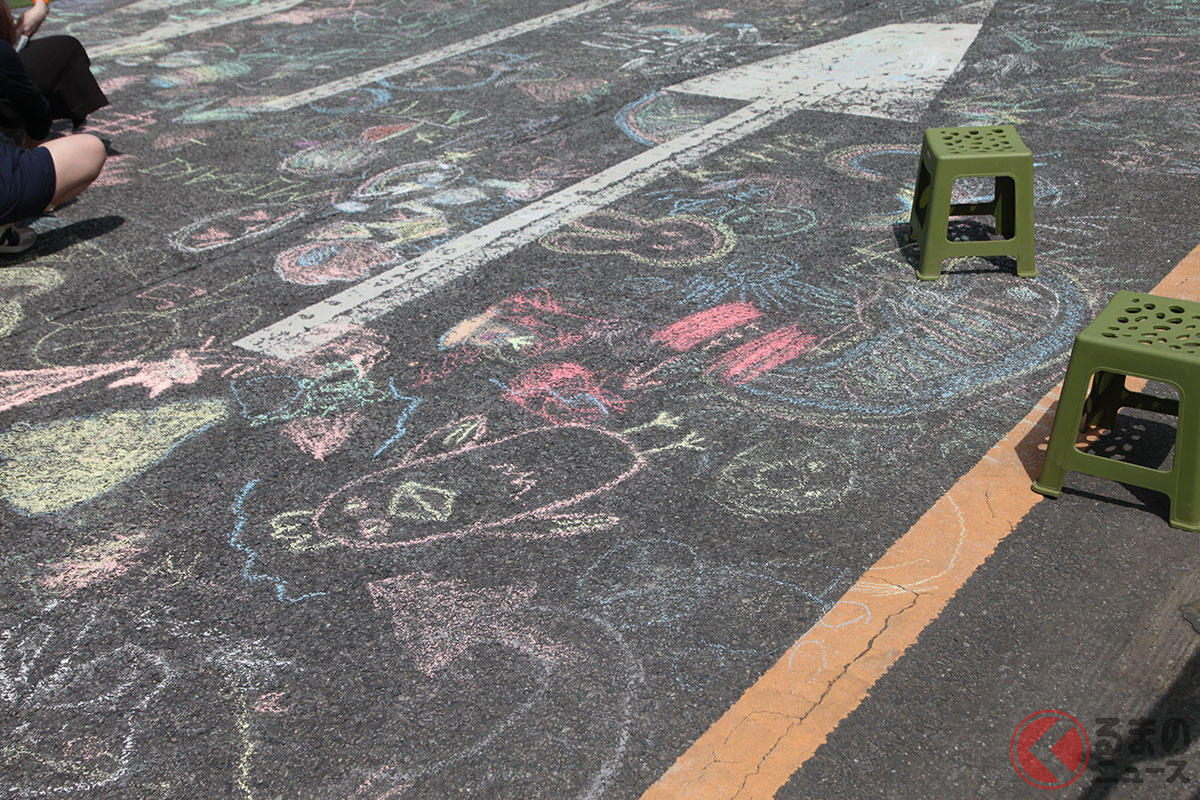 思い思いの絵が描かれたKK線の元・本線