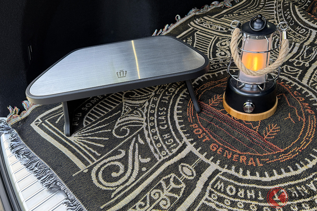 PHEVには標準装備でデッキチェアとデッキテーブルが備わっている。画像のテーブルにはクラウンの王冠マークも。