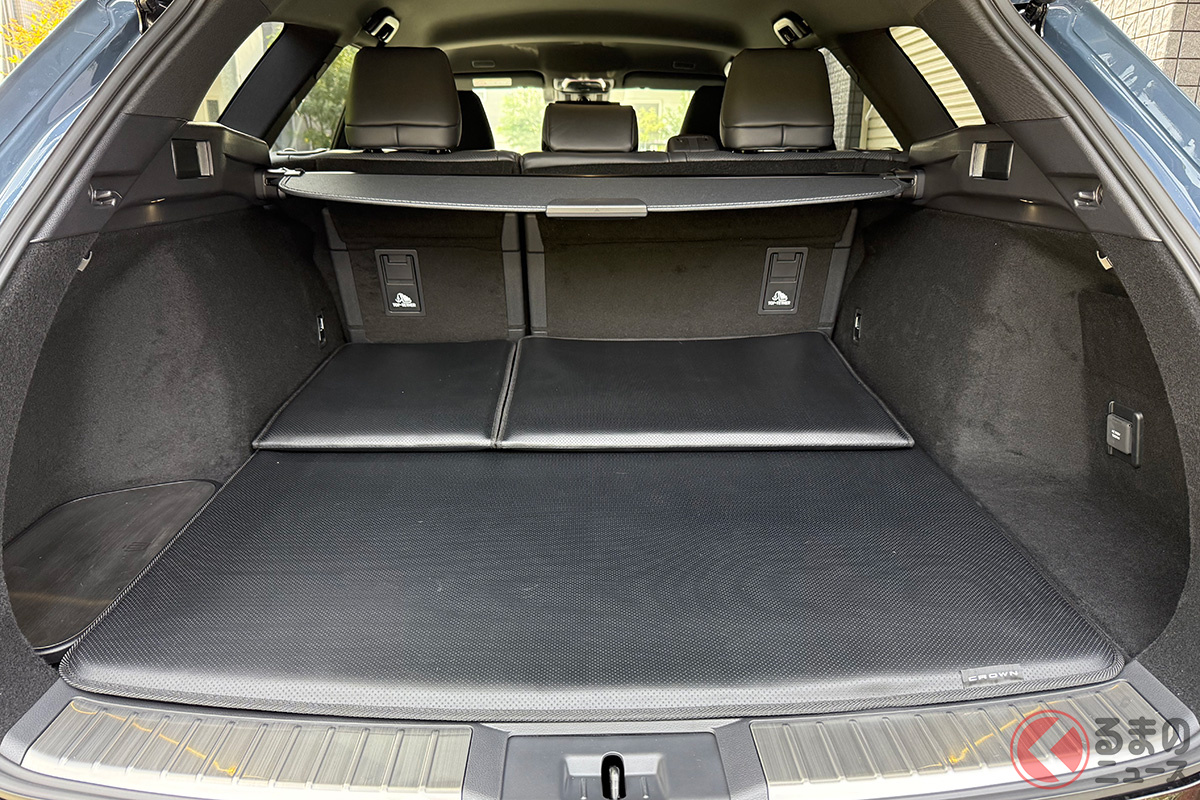 車中泊をサポートするオプション「フルフラットラゲージマット」が用意されている
