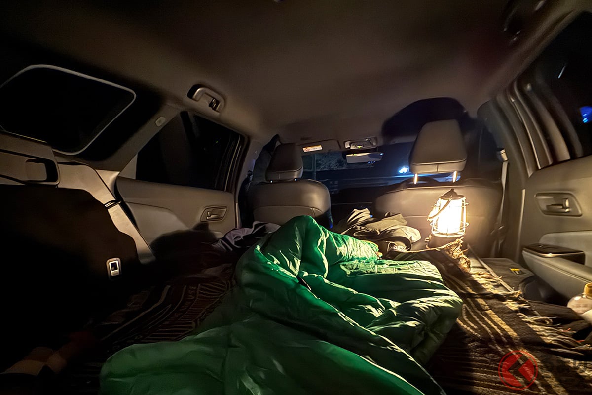 道の駅&SA・PAのトラブル、なぜ後を絶たない? 車中泊やゴミ、騒音問題…ゴミ箱撤去や消灯も!(画像は実際に車中泊をしている様子)