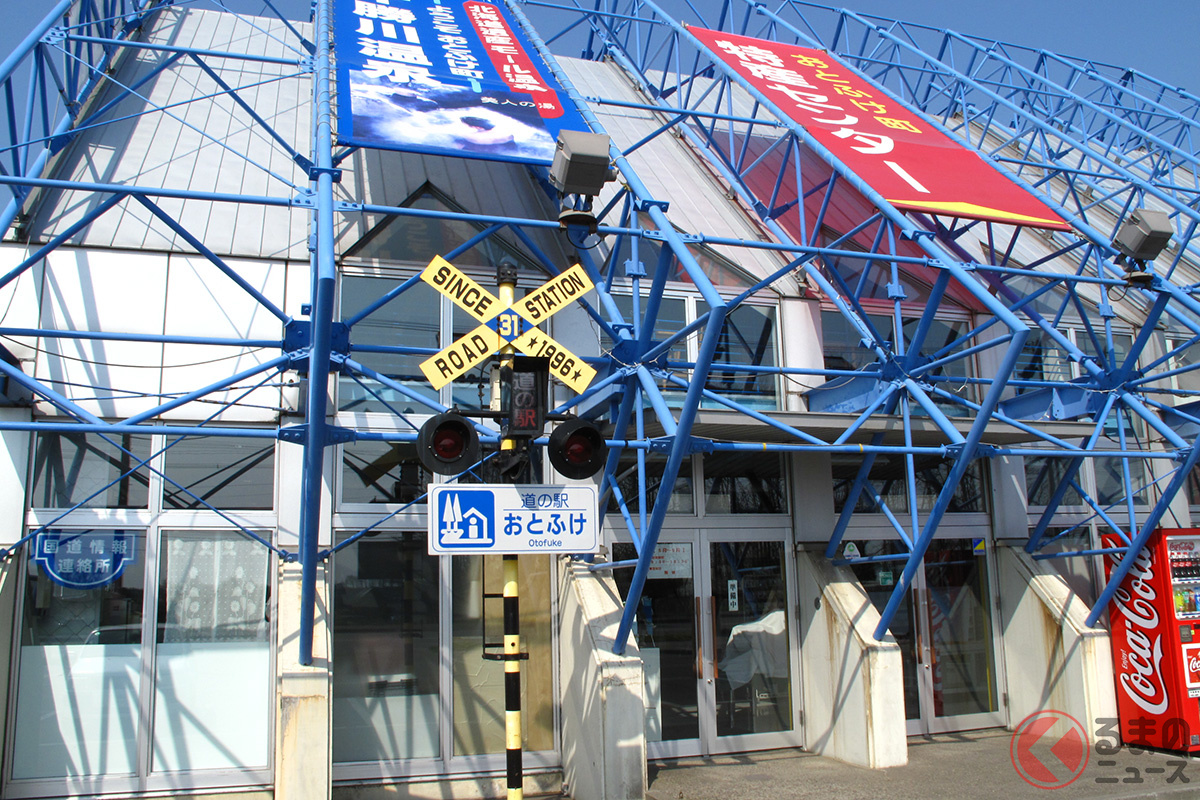 「道の駅おとふけ」は、自車のナンバーを施設側に知らせることで、駐車場での車中泊を認めている（画像：フォトAC）