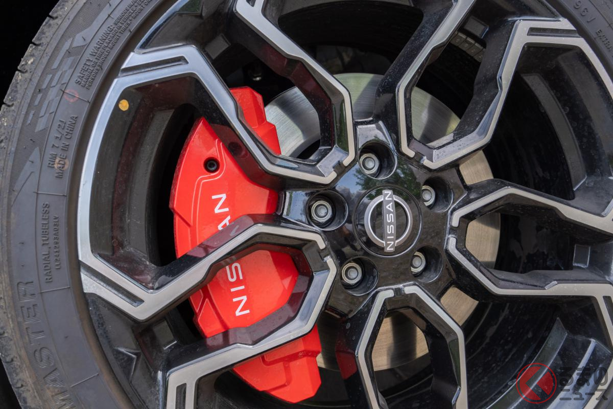NISSANの赤キャリパー!?(撮影:加藤博人)