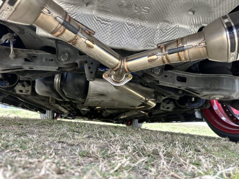 左右の両側にあるマフラーエンドは、Akrapovic製のバイク用マフラーをベースにしたカスタム仕様で、排気バルブシステムと組み合わせることで、排気音量を自在にコントロール可能。高速走行時には、より迫力あるサウンドで走りの緊張感を高めてくれます。(画像:車訊網 CARNEWS)