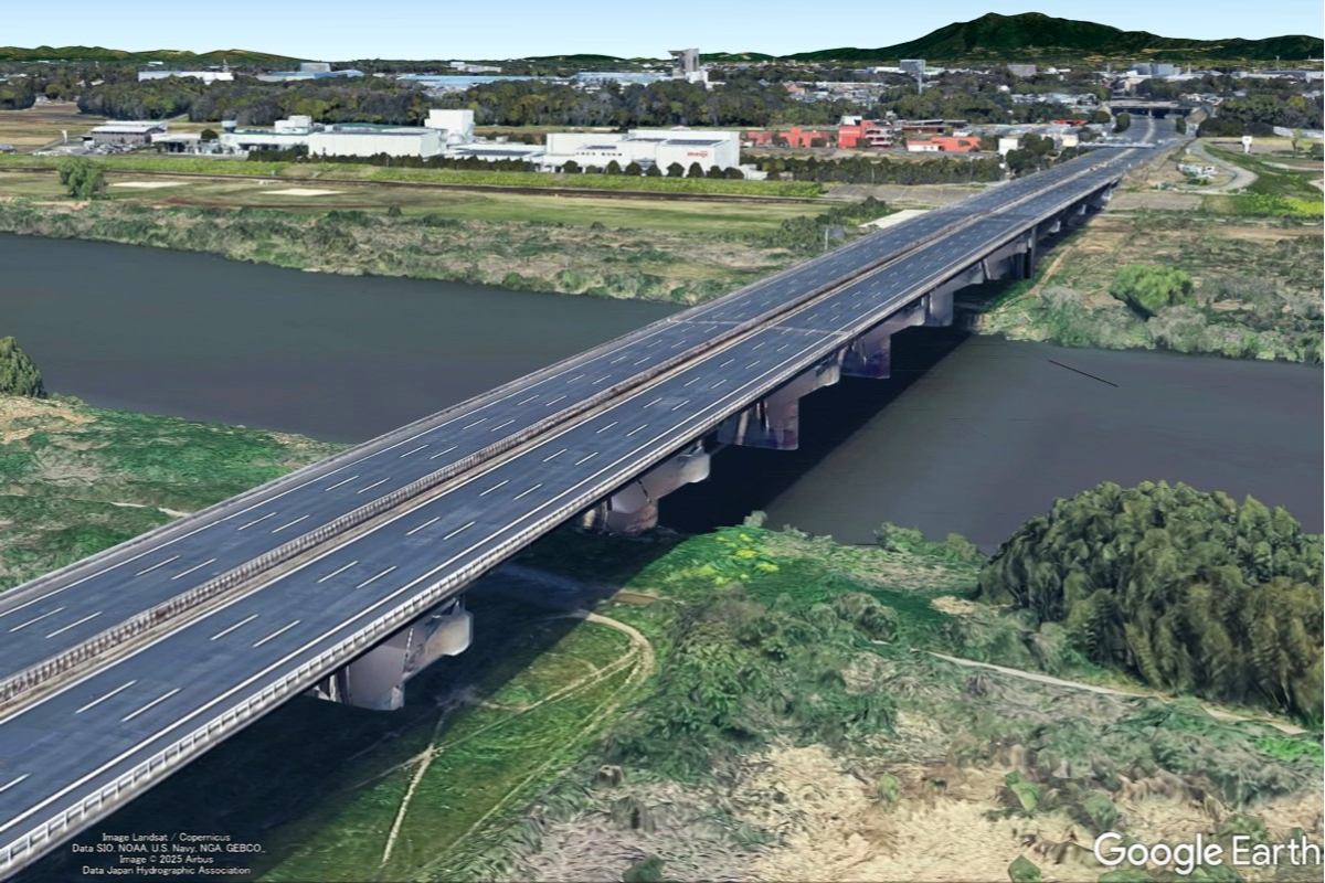 利根川を渡る常磐道（画像：Google Earth）。