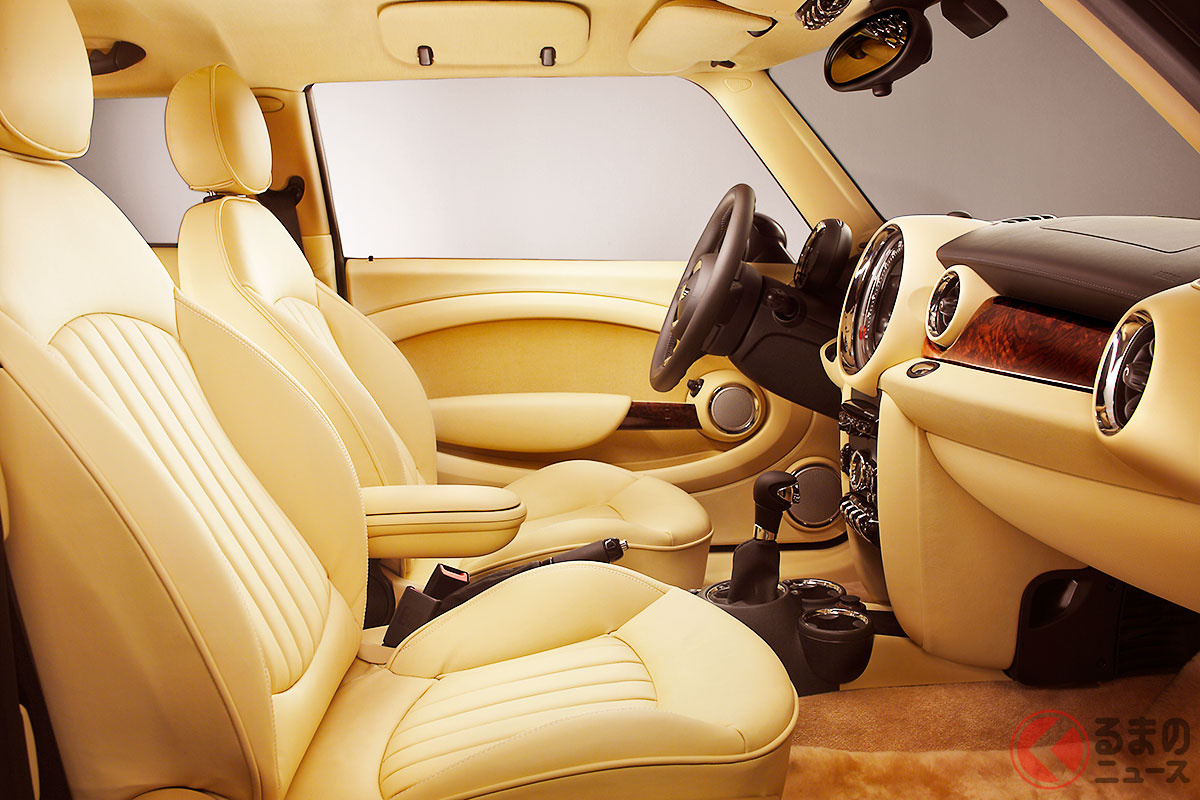 ロールス・ロイス級の超豪華内装に驚く! 毛足の長い贅沢なフロアカーペットにも注目!