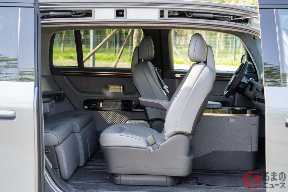 助手席はくるっと回転!?(撮影:加藤博人)