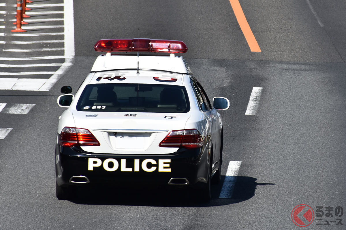 「あっ! パトカー!」追い越していいの?(画像:PhotoAC)