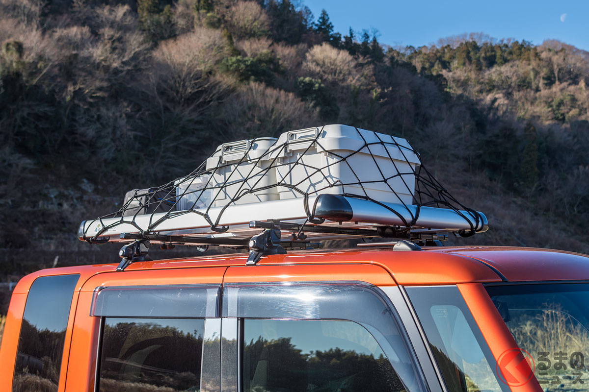 荷物の固定は厳重に！ そして重量のあるものは極力積まないようにしましょう［画像はイメージです］