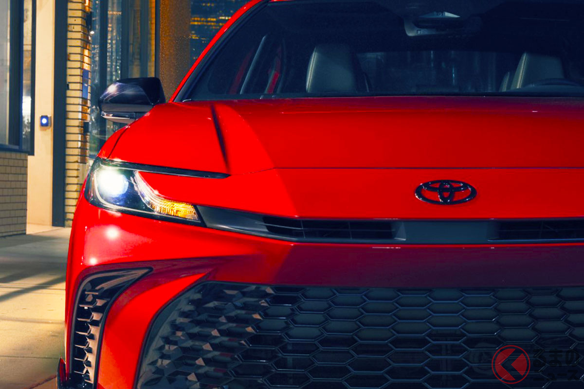 トヨタ「新カムリ」発表!「黒いトヨタ」エンブレムも採用!