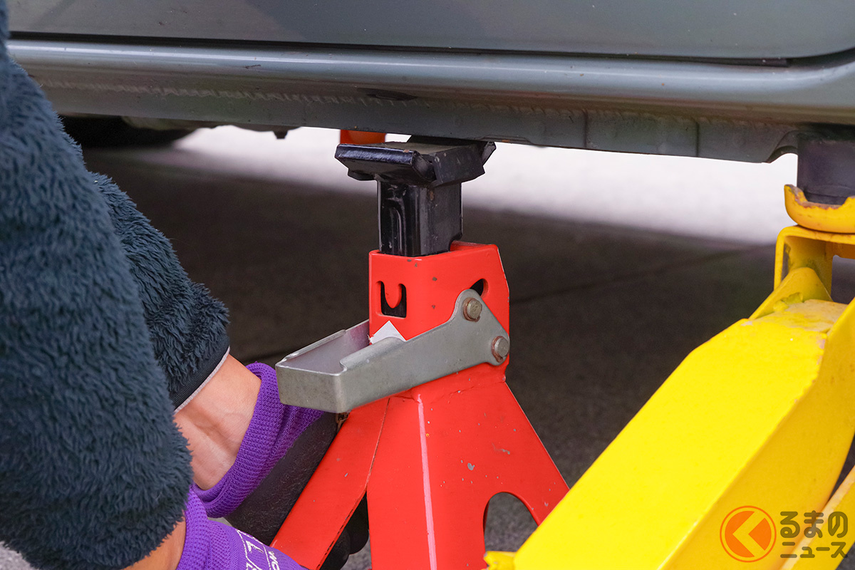 タイヤ交換時には必ず「ジャッキスタンド(リジットラック)」で車体を固定するようにしましょう。(画像はイメージ/フォトAC)