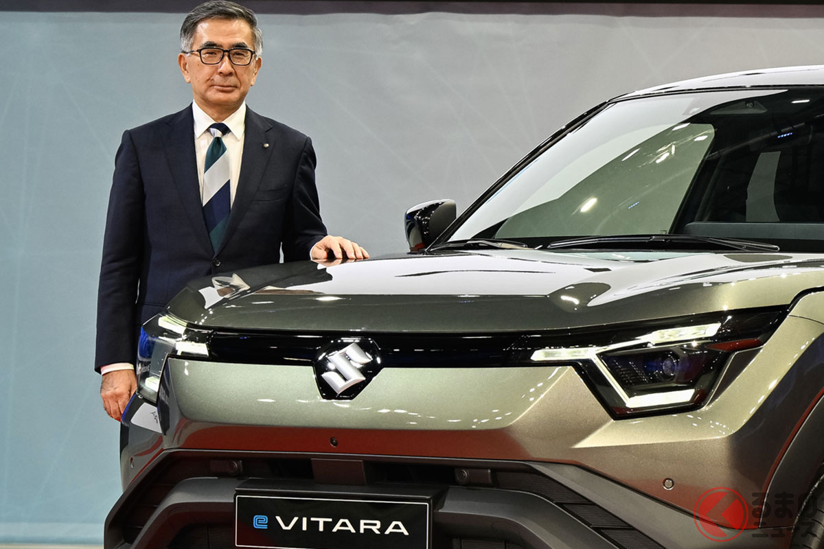 スズキの鈴木俊宏 代表取締役社長と同社初のバッテリーEV「e VITARA」
