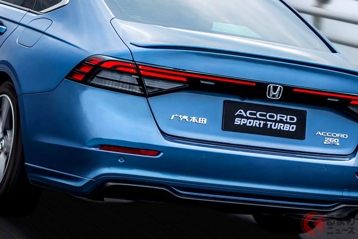 リアビューもカッコいいスポーツセダン!