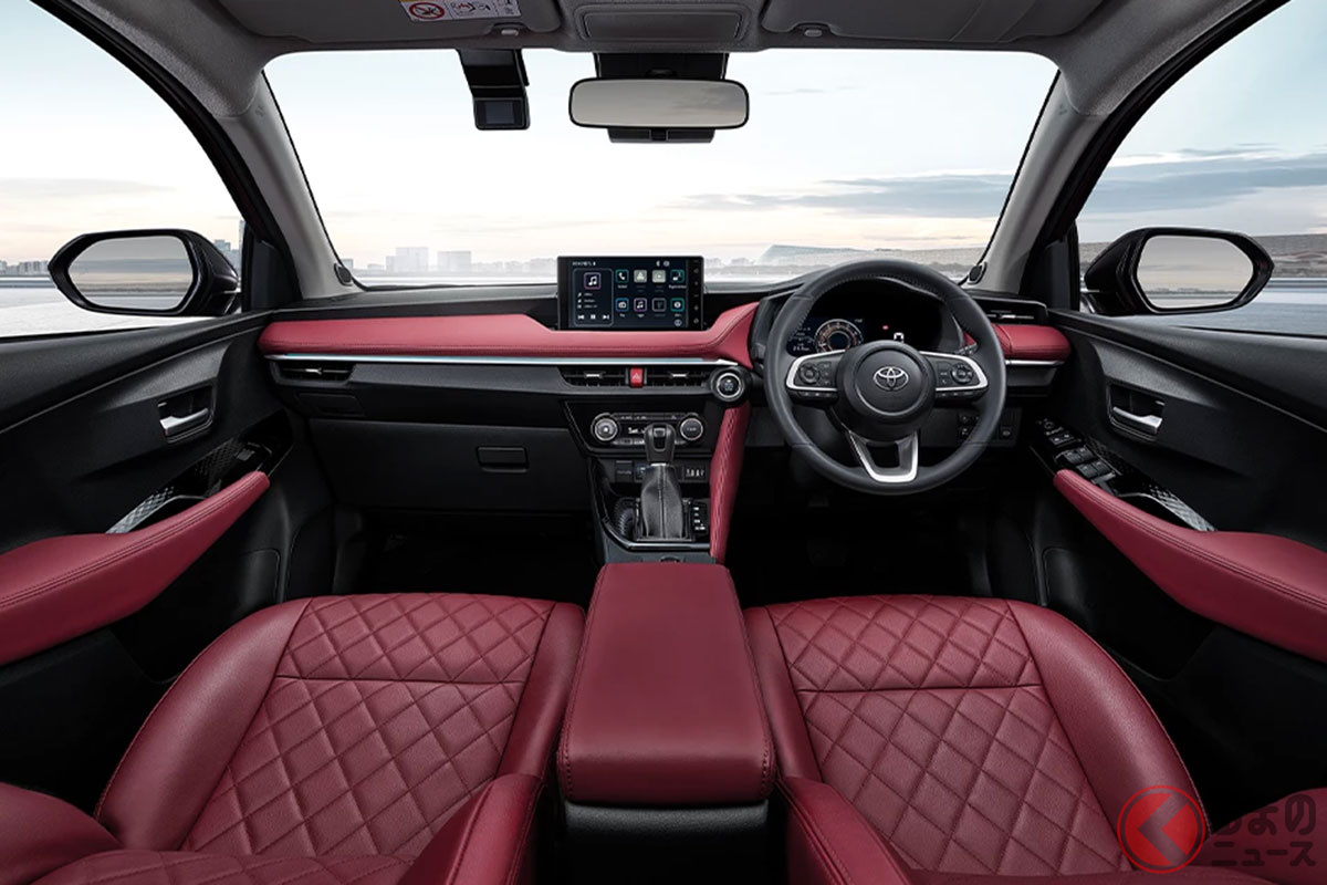 もはや「高級車」! 「ヤリスATIV」のゴージャスな赤内装