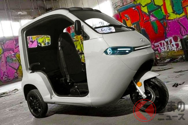 新車64万円！ 3人乗れるクールな新型「トライク」初公開！ 走行中の