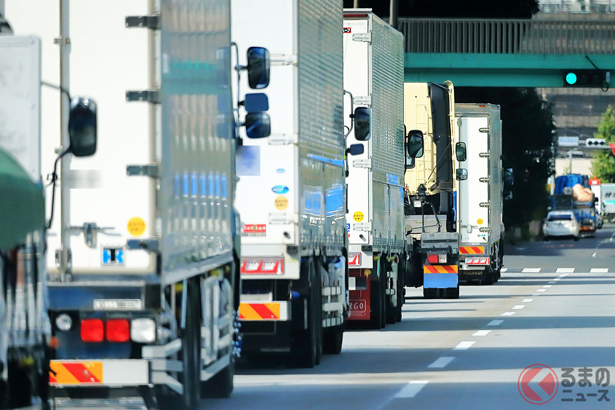 荷待ち中のトラック(画像はイメージ/PIXTA)