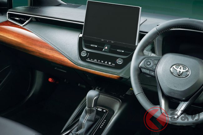 トヨタ新「セダン」発売！ ギラギラ外装＆レトロな内装で「昭和の高級