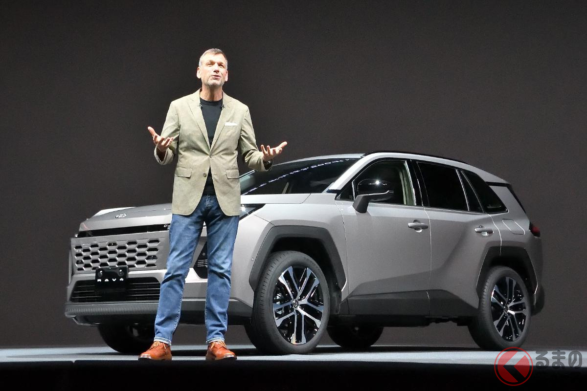 新型RAV4のワールドプレミアに登壇したサイモン氏