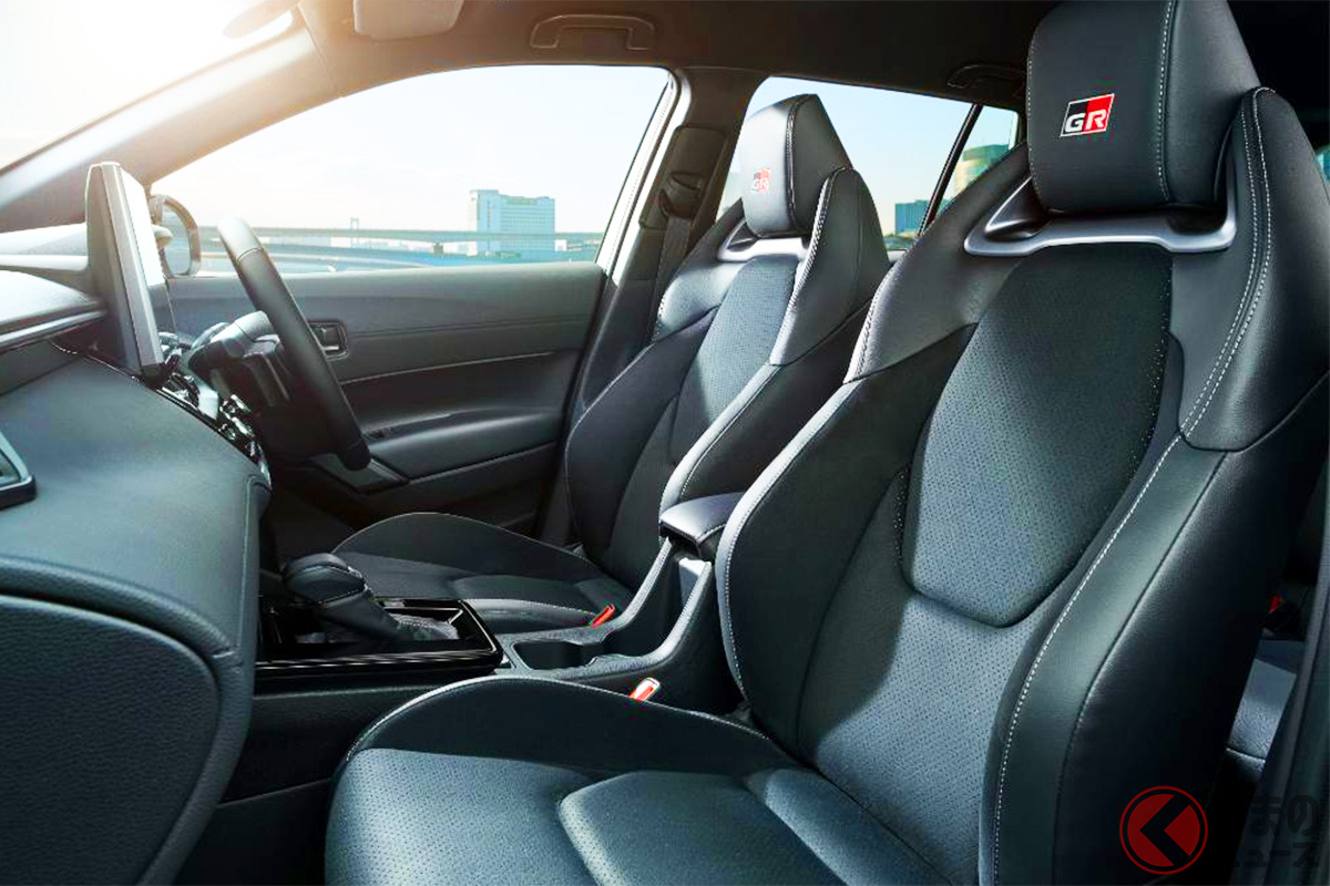 スポーティな専用内装も魅力的!トヨタ新型「カローラクロス」の最高級モデルとは?