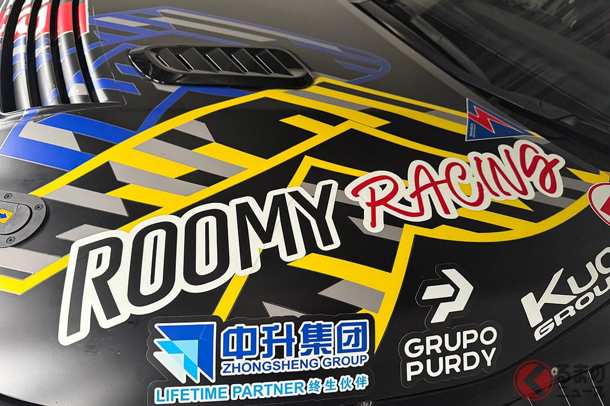水素エンジン搭載のGRカローラ32号車に、「ROOMY Racing」のステッカーを掲出