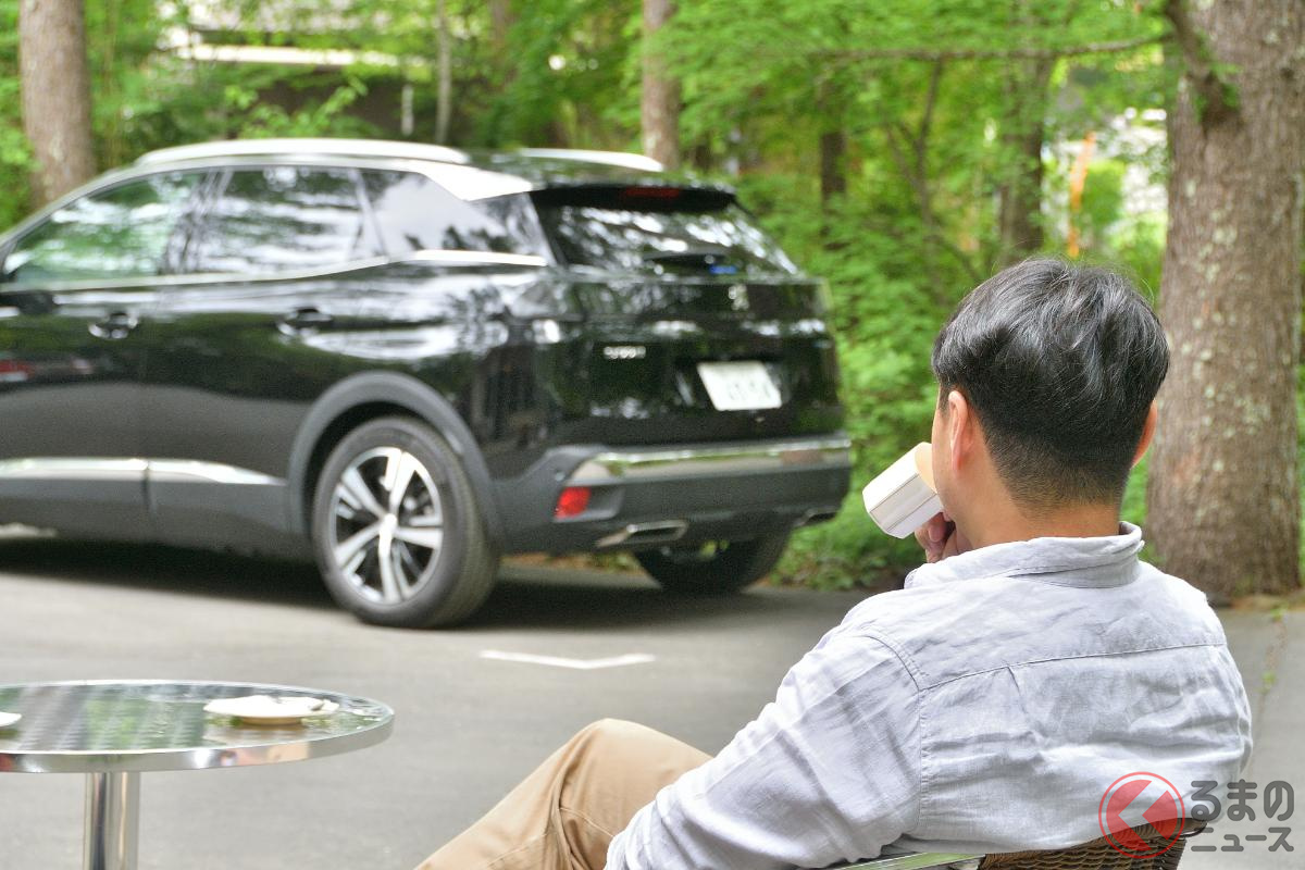 テラス席や店内から駐車した愛車を眺めながらコーヒータイムを楽しめる