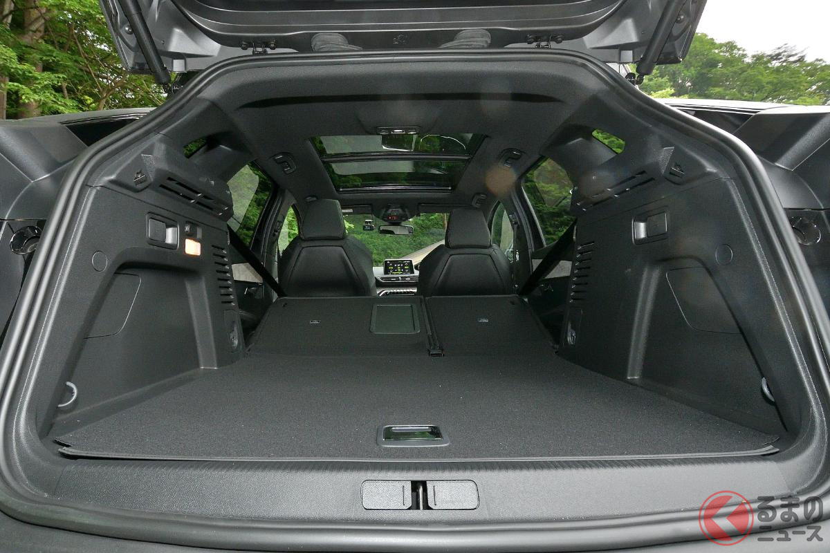 リアシートを倒すと広大な荷室空間を確保することもできる