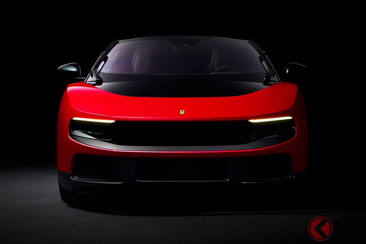 往年の名車「360モデナ」や「458イタリア」をオマージュした丸型のハロテールライトを採用。透明なライトパネルがprimary surfaces(ボディ表面)と一体化し、消灯時は滑らかに溶け込む美しいテールデザインです