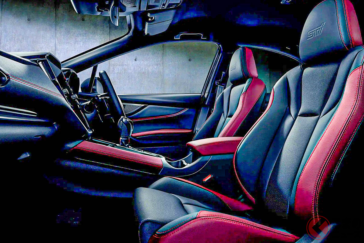 内装の赤アクセントがイイ…!