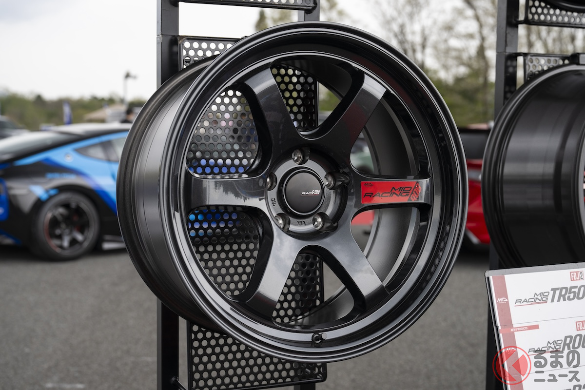 MIDホイールの「MID RACING R06」は15インチから18インチまでさまざまなサイズをラインナップ